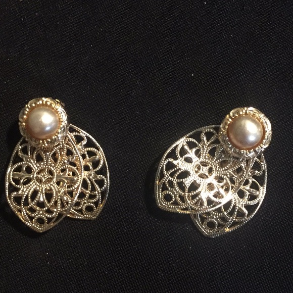 Jewelry - Vintage clip earrings